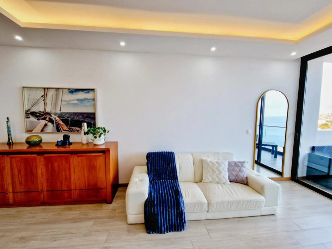 Apartamento encantador com piscina e vista mar