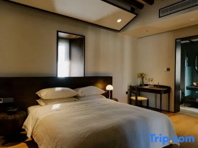 Standard room with courtyard view
