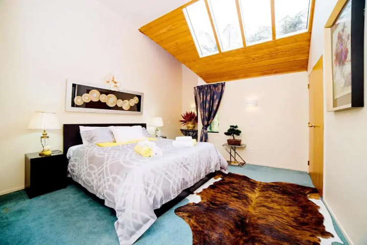 261 Holiday House