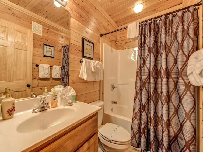 Misty Mountain Hideaway - Three Bedroom Cabin