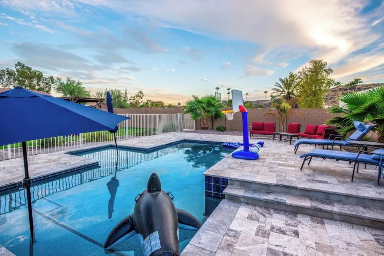 Group Getaway w/ Pool & Putting Green in Glendale