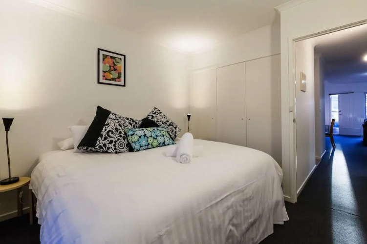 DAWN, 2BDR Carlton Apartment