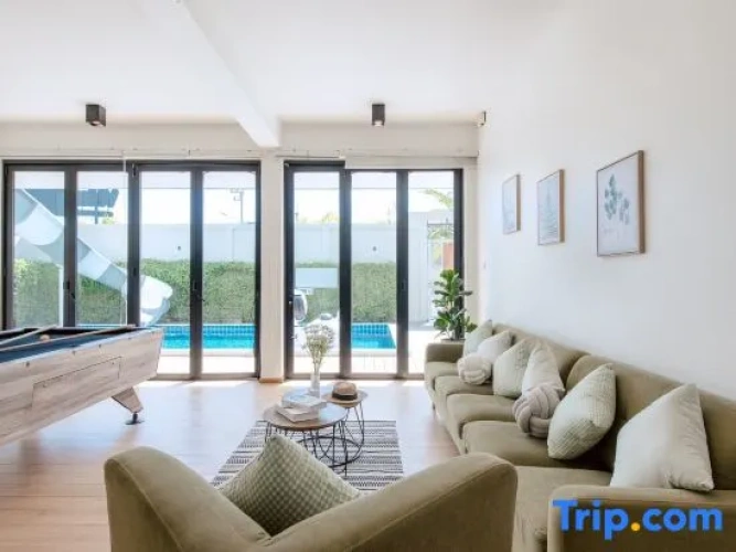 4 Bedrooms Villa