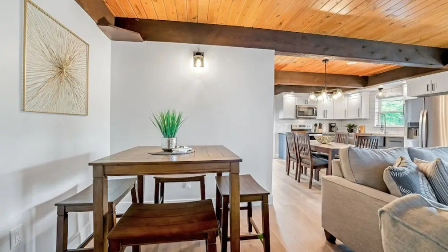 Amazing Lakefront Paradise With Perfect Location