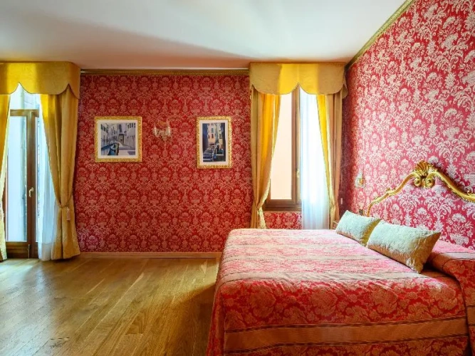 Double Junior Suite with balcony and with canal view