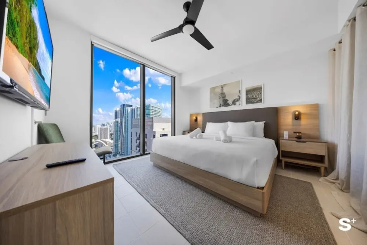 Downtown 1BR Apt with Skyline Views
