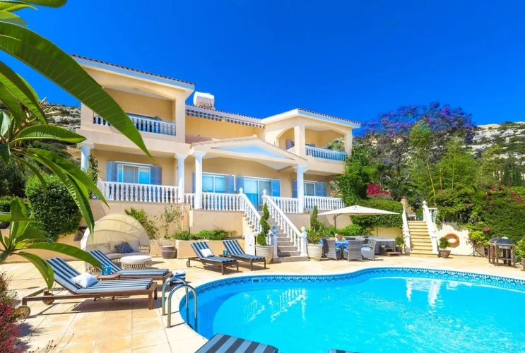 4 Bedrooms Villa