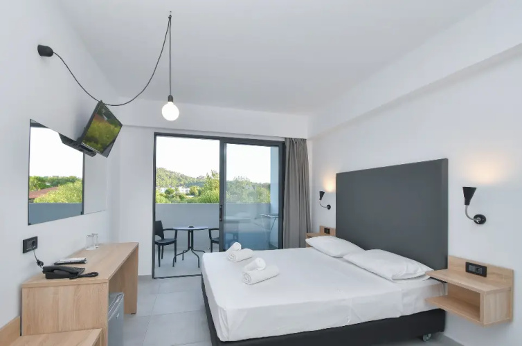 Standard room with pool view
