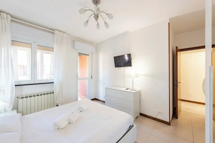 Charming 2-bed flat  balcony & parking