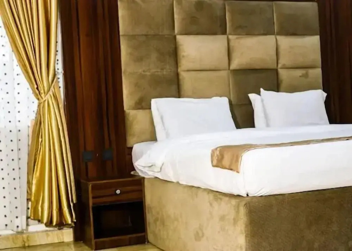 Hubbies Royale Hotel