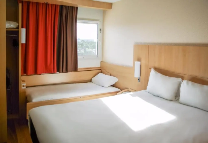 Standard Triple room