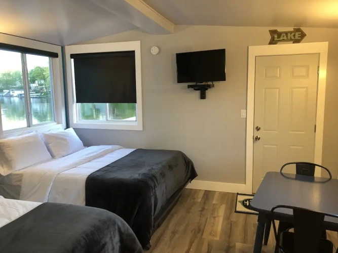 Standard Quadruple room with lake view