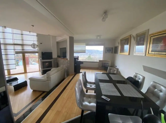 5 Bedrooms Villa