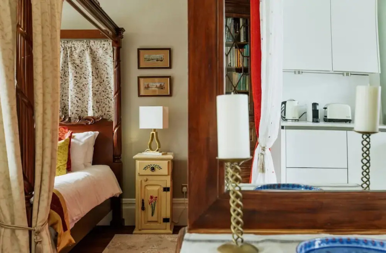 The Suite, 82 Cathedral, Private Parking