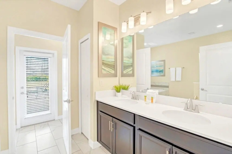 Stunning 8BR Home With BBQ Pool and Theater
