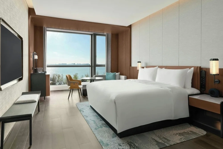 Deluxe Double Suite with lake view