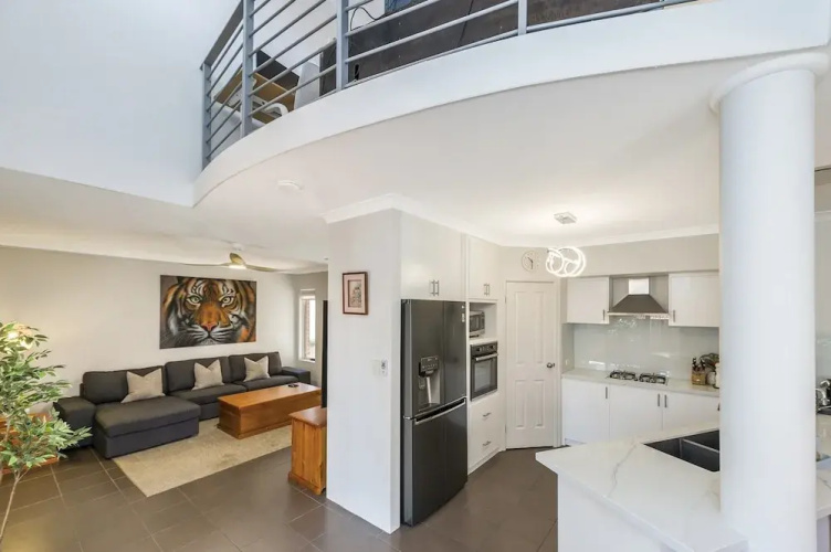 Stylish 3-bed Townhouse With Courtyard & BBQ