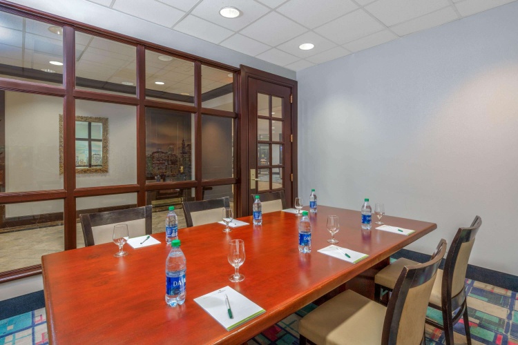 La Quinta Inn & Suites by Wyndham Secaucus Meadowlands photo 17