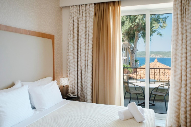 Standard Double room with partial sea view