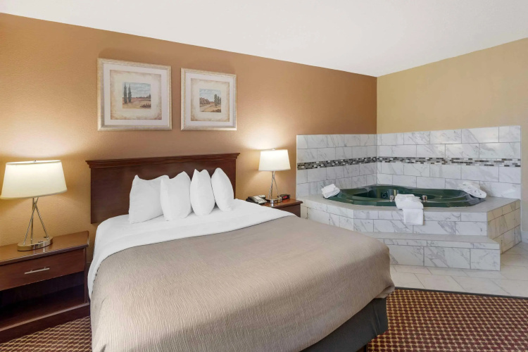 Quality Inn & Suites Bloomington University Area