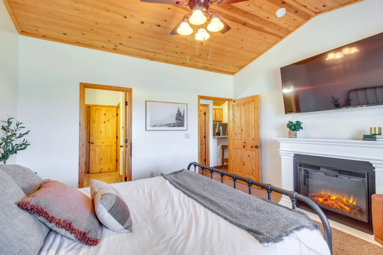 Pet-friendly Show Low Cabin w/ 1-acre Fenced Yard!