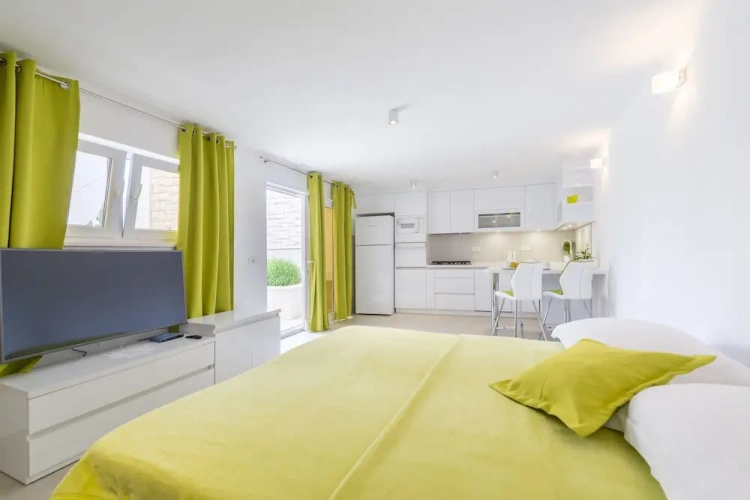 Studio with balcony and with garden view
