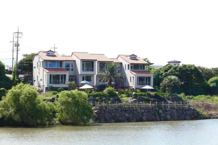 4 Bedrooms Cottage