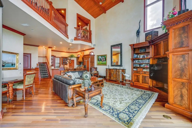 Waterfront Stunner: Effortless Elegance in Naples!