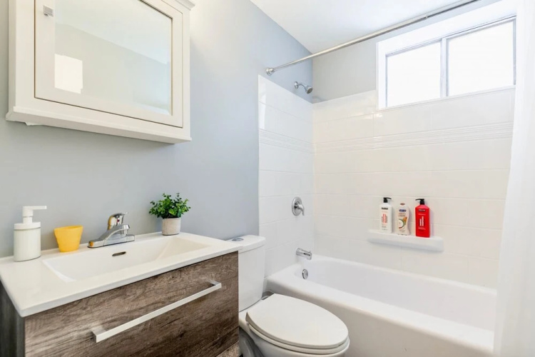 1BR - King Bed Apt With Netflix - Prime Location