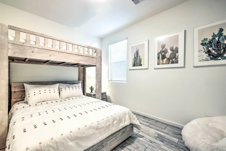4 Bedrooms Apartment