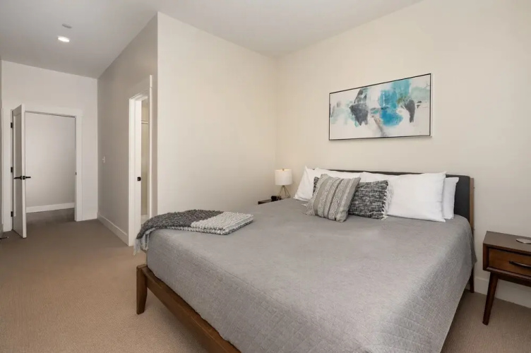 Downtown Flat 2 Bedroom Condo