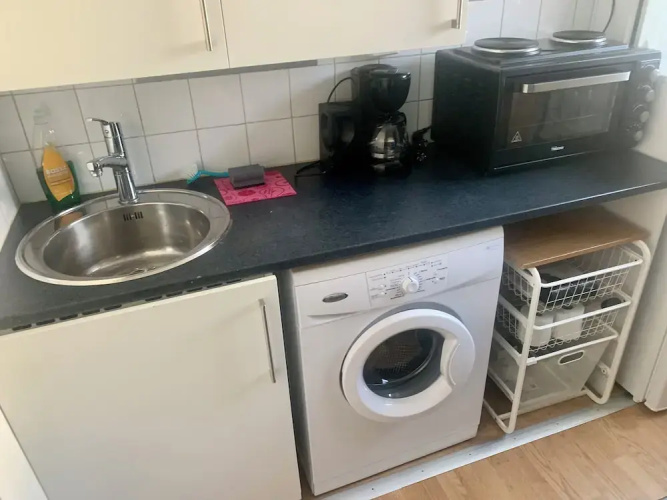 Studio Apartment - Great Location & Parking