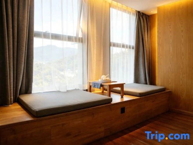 Standard Twin room with lake view