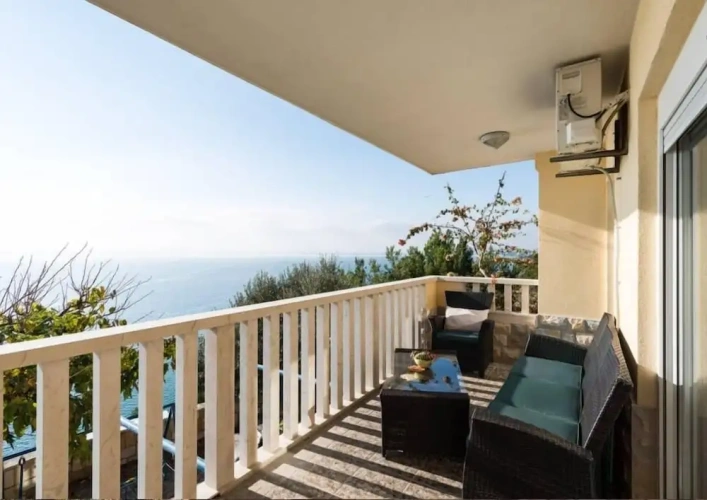 1 Bedroom Luxury Apartment with balcony and with sea view