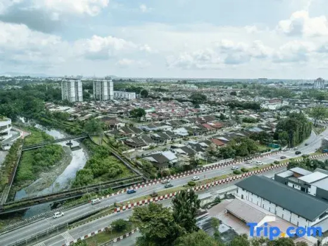 The Everly Lhesson Kuching