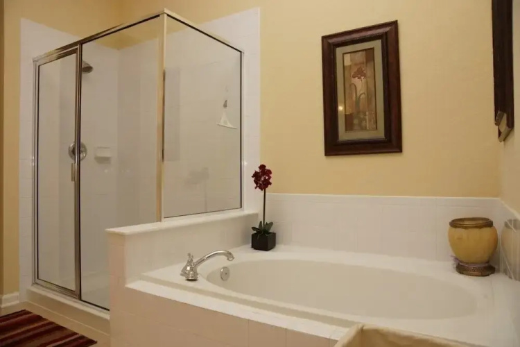 Poolside Penthouse Cabana 3 Bedroom Condo by Redawning