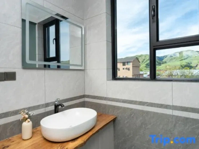 Standard Twin room with mountain view