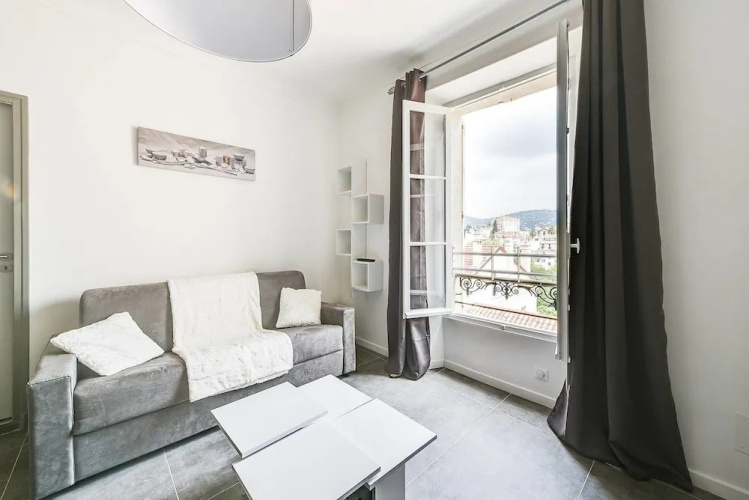 Beautiful Modern Apartment for 4 People in Cannes!