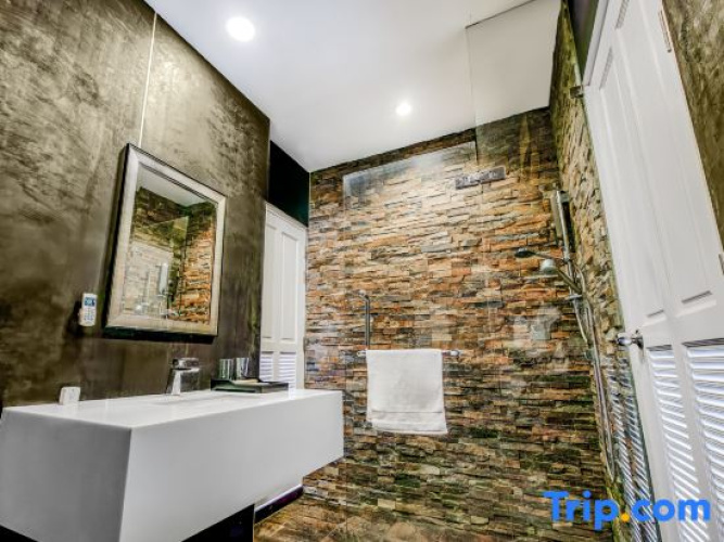 Luxury Pure Modern Pool Villa 5Bed Nr BTS|Central