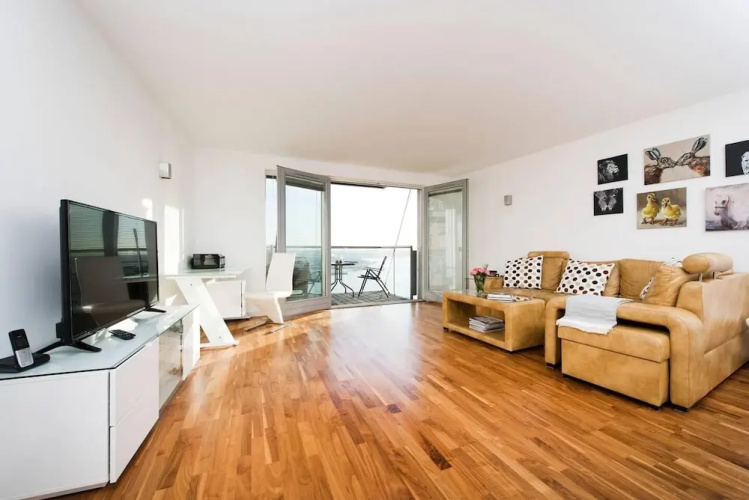 Modern 2BR Flat with Thames River View