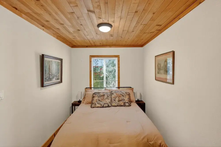 Rouge Cobb Mountain Hotel - Cabin 1
