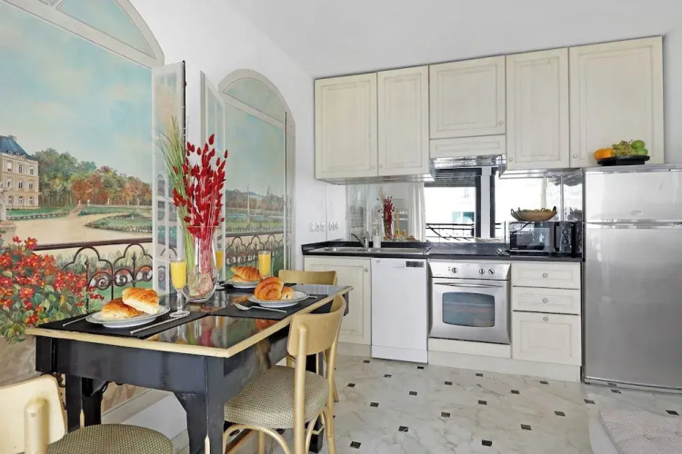 Stylish 2BR for 6 by Champs-Elysees