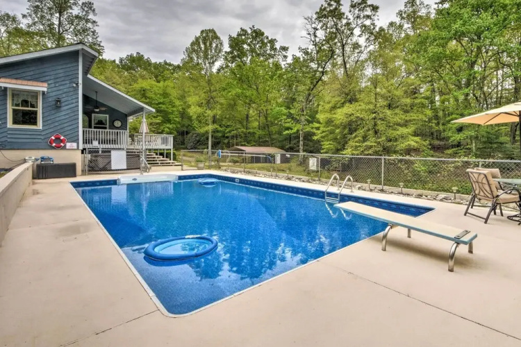 Hot Tub, Fire Pit: Family-friendly Murphy Home