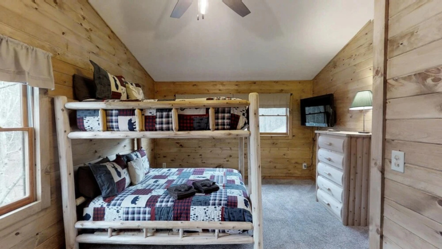 The Lazy Bear - 2 Br Cabin
