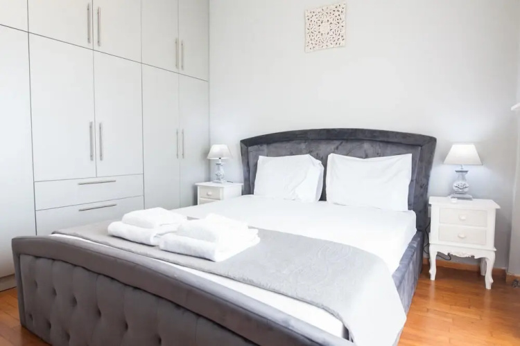 Modern apt with Increbilbe Athens Views