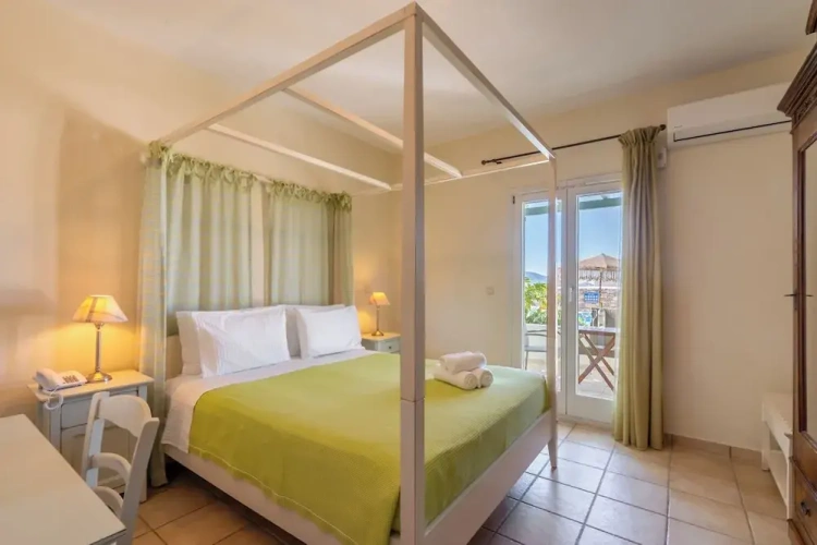 Quadruple room with pool view