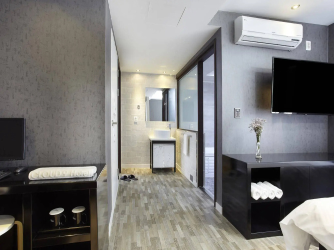 Cloud 9 Hotel