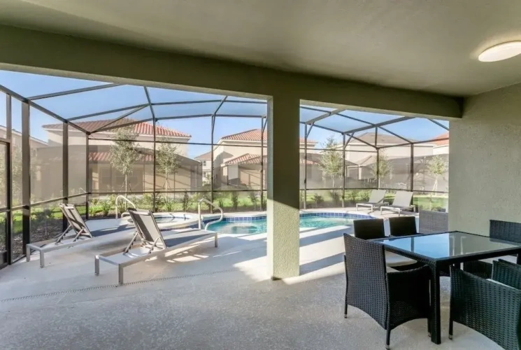 6 Bedrooms Villa