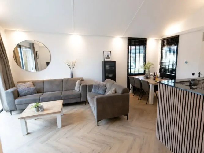 Deluxe Canal-side Stay