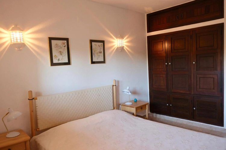 Peaceful & Spacious Apt with Parking & Queen Bed